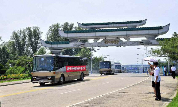 북한 노동당 기관지 노동신문은 26일 북한이 올해 정전협정 체결(7월27일) 67주년을 기념해 개최할 ‘전국노병대회’를 참가하기 위해 수도 평양으로 모인 노병들의 모습을 소개했다. 전국노병대회는 7월 27일 북한의 ‘조국해방전쟁 승리의 날’(정전협정일)을 기념해 열리는 행사로, 김정은 국무위원장 집권 이후엔 2012년, 2013년, 2015년, 2018년에 개최됐고 올해가 5번째다. 2020.7.26  노동신문 홈페이지 캡처