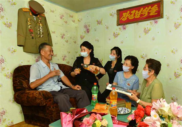 정전협정 체결(7월27일) 67주년을 맞아 제6차 전국노병대회를 개최하는 북한이 전쟁노병은 “나라의 귀중한 보배들”이라며 분위기 고조에 나섰다. 사진은 함경남도 함흥시 흥덕구역 한 전쟁노병의 가정집. 평양 노동신문=뉴스1