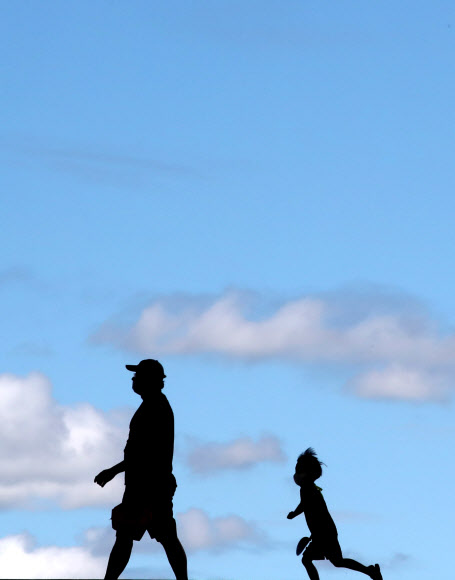 26일 오전 서울 국립중앙박물관에서 시민들이 걸어가고 있다. 2020.7.26  연합뉴스