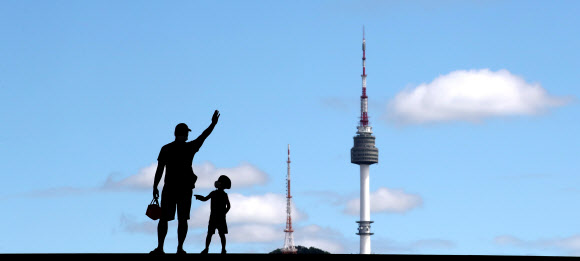 26일 오전 서울 국립중앙박물관에서 시민들이 하늘을 배경으로 기념촬영을 하고 있다. 2020.7.26  연합뉴스