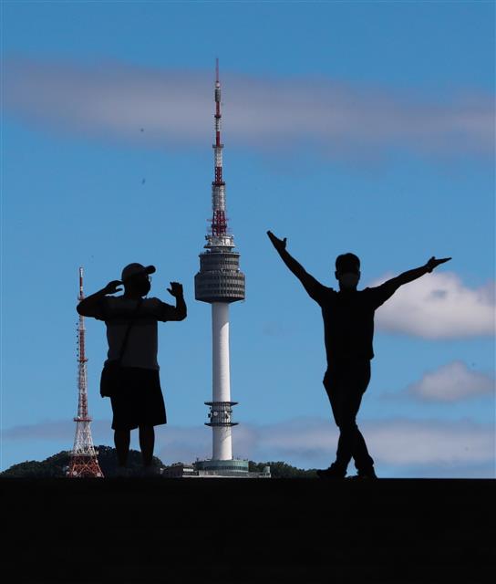장마가 소강 상태로 접어든 26일 서울 용산구 국립중앙박물관에서 바라본 하늘이 파랗게 보이고 있다. 2020.7.26 뉴스1