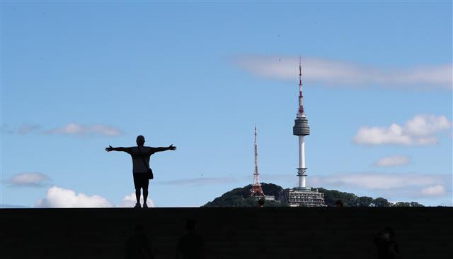 장마가 소강 상태로 접어든 26일 서울 용산구 국립중앙박물관에서 바라본 하늘이 파랗게 보이고 있다. 2020.7.26 뉴스1