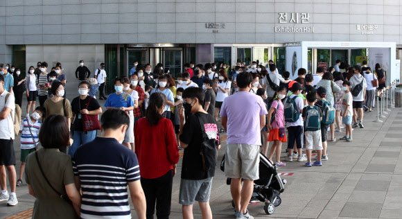 일요일인 26일 오전 서울 국립중앙박물관에서 시민들이 관람시간을 기다리며 줄을 서 있다. 2020.7.26  연합뉴스