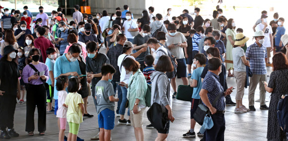 일요일인 26일 오전 서울 국립중앙박물관에서 시민들이 관람시간을 기다리며 줄을 서 있다. 2020.7.26  연합뉴스