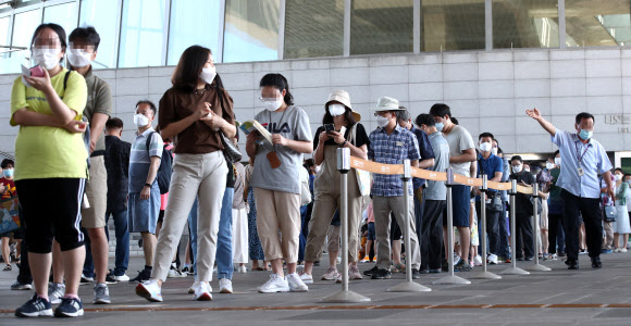 일요일인 26일 오전 서울 국립중앙박물관에서 시민들이 관람시간을 기다리며 줄을 서 있다. 2020.7.26  연합뉴스