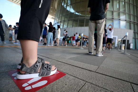 26일 오전 서울 국립중앙박물관 대기줄 바닥에 거리두기 스티커가 붙어 있다. 2020.7.26  연합뉴스