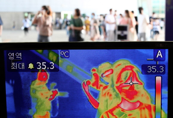 26일 오전 서울 국립중앙박물관 입구에서 시민들이 발열체크를 하고 있다. 2020.7.26  연합뉴스