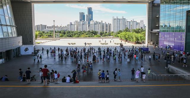 신종 코로나바이러스 감염증(코로나19) 확산으로 휴관한 고궁과 왕릉 등 실내외 관람 시설의 재개관 첫 주말인 26일 서울 용산구 국립중앙박물관 입구에 관람객들이 길게 줄지어 서 있다. 2020.7.26 뉴스1