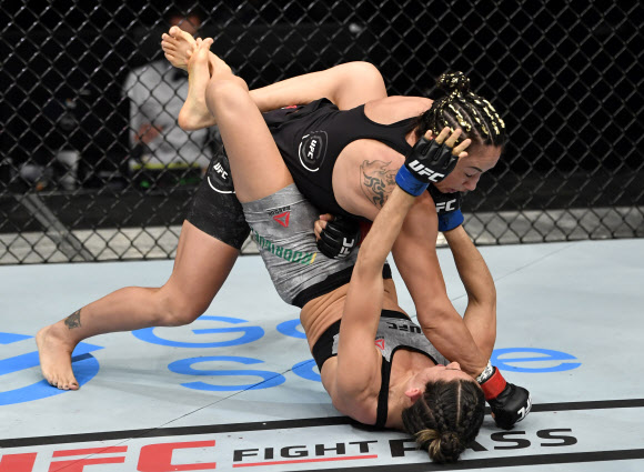 브라질의 마리나 로드리게스(아래)와 미국의 카를라 에스파르자가 26일(현지시간) 아랍에미리트 아부다비의 야스섬에서 열린 ‘UFC 파이트 나이트’ 이벤트 여성 스트로급 경기에서 난타전을 벌이고 있다. USA TODAY Sports 연합뉴스
