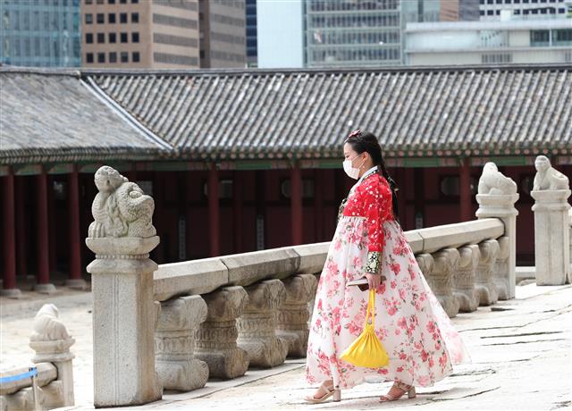 26일 서울 종로구 경복궁에서 한복을 입은 외국인이 기념촬영을 하고 있다. 신종 코로나바이러스 감염증(코로나19)의 확산 방지를 위해 굳게 닫혔던 경복궁은 정부의 ‘수도권에 대한 강화된 방역 조치’가 완화됨에 따라 지난 22일 재개관했다. 2020.7.26 뉴스1