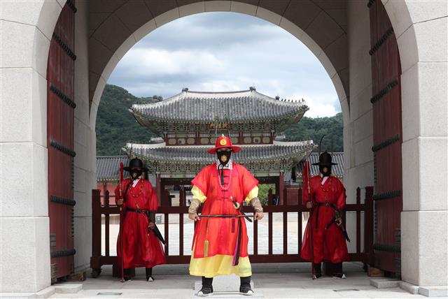 26일 서울 종로구 경복궁에서 수문장들이 근무를 하고 있다. 신종 코로나바이러스 감염증(코로나19)의 확산 방지를 위해 굳게 닫혔던 경복궁은 정부의 ‘수도권에 대한 강화된 방역 조치’가 완화됨에 따라 지난 22일 재개관했다. 2020.7.26 뉴스1