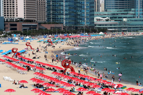 26일 오후 부산 해운대해수욕장에서 피서객들이 물놀이를 하며 더위를 식히고 있다. 2020.7.26  연합뉴스