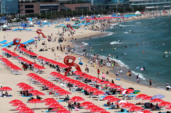 26일 오후 부산 해운대해수욕장에서 피서객들이 물놀이를 하며 더위를 식히고 있다. 2020.7.26  연합뉴스