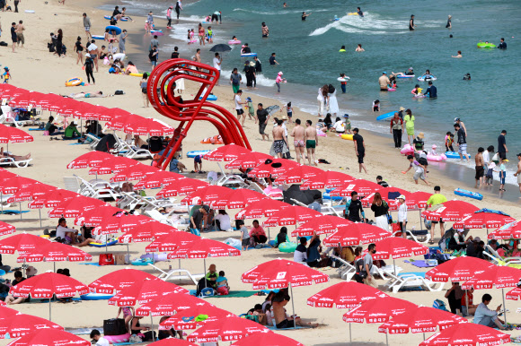 26일 오후 부산 해운대해수욕장에서 피서객들이 물놀이를 하며 더위를 식히고 있다. 2020.7.26  연합뉴스