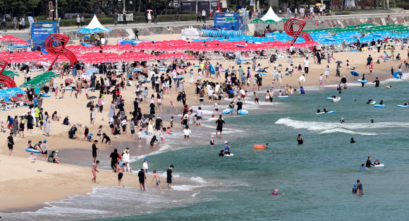 26일 오후 부산 해운대해수욕장에서 피서객들이 물놀이를 하며 더위를 식히고 있다. 2020.7.26  연합뉴스