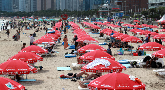 26일 오후 부산 해운대해수욕장에서 피서객들이 물놀이를 하며 더위를 식히고 있다. 2020.7.26  연합뉴스