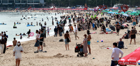 26일 오후 부산 해운대해수욕장에서 피서객들이 물놀이를 하며 더위를 식히고 있다. 2020.7.26  연합뉴스