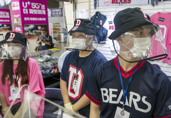 LG 대 두산 경기가 열리는 26일 오후 잠실야구장에서 직원들이 마스크를 착용하고 있다. KBO는 정부의 프로스포츠 관중 입장 허용 발표에 맞춰 이날 경기부터 각 경기장 수용 가능 인원의 10% 이내에 한해 관중을 받아들인다고 발표했다. 2020.7.26  연합뉴스
