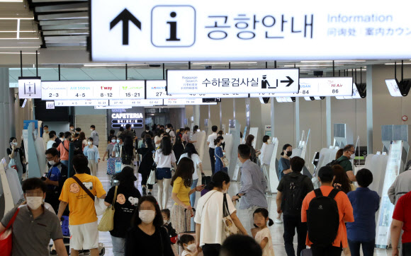 올 여름휴가는 국내로… 북적이는 김포공항