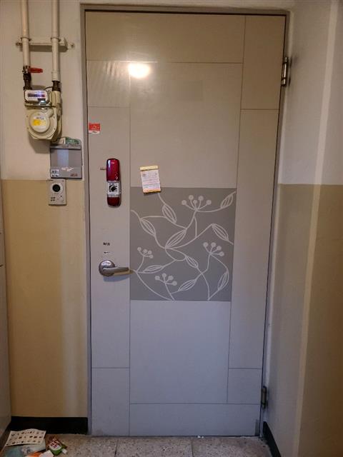 정부 당국이 북한이 신종코로나바이러스감염증(코로나19) 감염 통로로 지목한 재입북자로 최근 잠적한 20대 남성 탈북자를 특정하고 월북 경로 등을 조사중인 것으로 확인됐다. 문제의 남성은 2017년 귀순한 탈북민 김씨(만24세, 1996년생)로 알려졌다. 정부와 경찰 등 관계기관은 특히 이 남성이 현재 연락이 되지 않고 있는 가운데 최근 김포, 강화, 교동도 일대를 사전 답사한 정황을 포착, 사실상 월북한 것으로 잠정 결론낸 것으로 알려졌다. 사진은 27일 오전 김포시 양촌읍에 있는 김씨의 집.2020.7.27 뉴스1