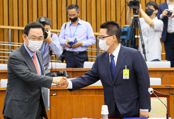 박지원 국가정보원장 후보자(오른쪽)가 27일 국회에서 열린 정보위원회 인사청문회에서 미래통합당 주호영 원내대표와 인사하고 있다. 2020.7.27  연합뉴스