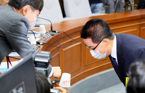 박지원 국가정보원장 후보자(오른쪽)가 27일 국회에서 열린 정보위원회 인사청문회에서 미래통합당 하태경 의원(정보위 간사)에게 고개 숙여 인사하고 있다. 2020.7.27  연합뉴스