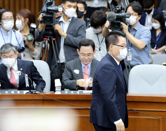 박지원 국가정보원장 후보자가 27일 오전 서울 여의도 국회에서 열린 정보위원회 인사청문회에서 미래통합당 주호영 원내대표 등과 인사한 뒤 자리로 돌아가고 있다. 2020.7.27  연합뉴스