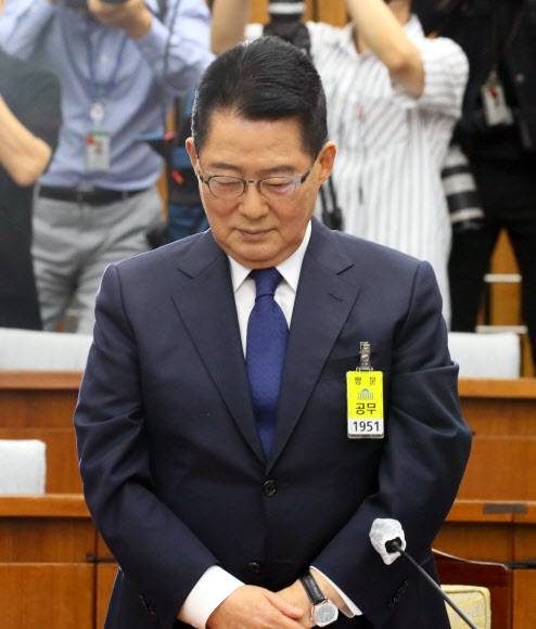 박지원 국가정보원장 후보자가 27일 오전 서울 여의도 국회에서 열린 정보위원회 인사청문회에서 국정원 순직자들을 기리며 묵념하고 있다. 2020.7.27  연합뉴스