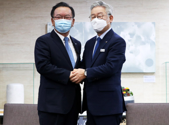 더불어민주당 당 대표에 출마한 김부겸 전 의원이 27일 오전 경기도 수원시 경기도청에서 이재명 경기도지사와 악수하고 있다. 2020.7.27  연합뉴스