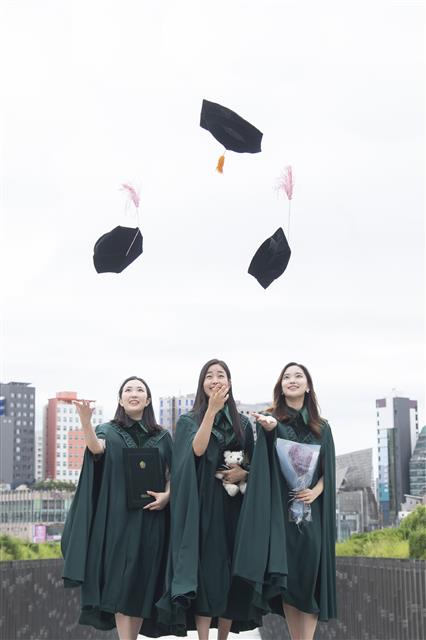 이화여자대학교(총장 김혜숙)는 134년 전통의 이화 고유 가치와 정체성을 담기 위해 지난 2월 학위복 디자인을 리뉴얼했다. 이화여대는 창립 이래 최초로 제작된 고유의 새 학위복을 오는 8월 졸업식을 앞두고 지난 7월 15일(수)부터 8월 6일(목)까지 예정으로 순차적 배부 진행 중이다.  이화여대는 지난 2월 개최 예정이었으나 코로나19로 연기된 2019학년도 전기 졸업식과 후기 졸업식을 통합하여 올해 8월 28일(금) 온라인 개최할 예정이다.  사진은 새 학위복을 입고 졸업사진을 촬영하는 이화여대 학생들의 모습. 2020.7.27 이화여대 제공