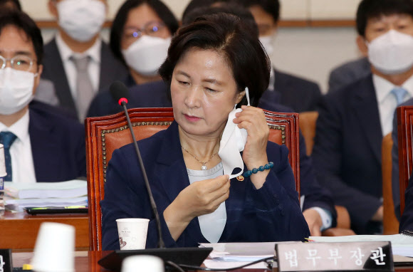 추미애 법무부 장관이 27일 오전 국회 법제사법위원회 전체회의에 참석해 마스크를 벗고 있다. 2020.7.27  연합뉴스