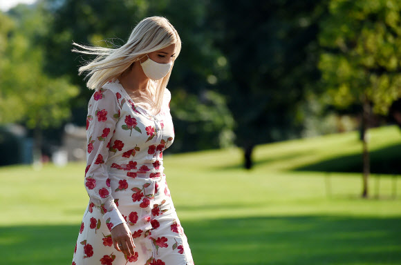 이방카 트럼프 백악관 선임보좌관이 26일(현지시간) 뉴저지주 베드민스터에서 주말을 보낸 뒤 워싱턴 DC 백악관에 도착하고 있다. AFP 연합뉴스