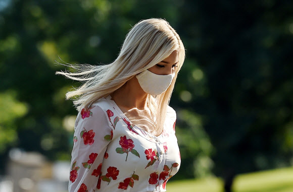 이방카 트럼프 백악관 선임보좌관이 26일(현지시간) 뉴저지주 베드민스터에서 주말을 보낸 뒤 워싱턴 DC 백악관에 도착하고 있다. AFP 연합뉴스