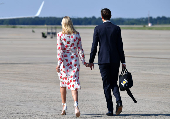 이방카 트럼프 백악관 선임보좌관과 남편 재러드 쿠슈너 수석고문이 이 26일(현지시간) 뉴저지주 베드민스터에서 주말을 보낸 뒤 워싱턴 인근 앤드류스 공군기지에 도착하고 있다. AFP 연합뉴스
