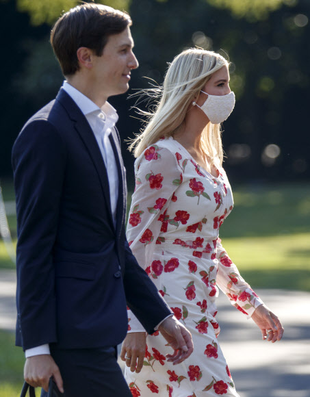 이방카 트럼프 백악관 선임보좌관과 남편 재러드 쿠슈너 수석고문이 이 26일(현지시간) 뉴저지주 베드민스터에서 주말을 보낸 뒤 워싱턴 DC 백악관에 도착하고 있다. UPI 연합뉴스