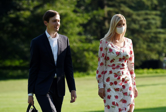 이방카 트럼프 백악관 선임보좌관과 남편 재러드 쿠슈너 수석고문이 이 26일(현지시간) 뉴저지주 베드민스터에서 주말을 보낸 뒤 워싱턴 DC 백악관에 도착하고 있다. AFP 연합뉴스