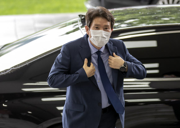 이인영 신임 통일부 장관이 27일 오후 정부서울청사로 출근하고 있다. 2020.7.27  연합뉴스