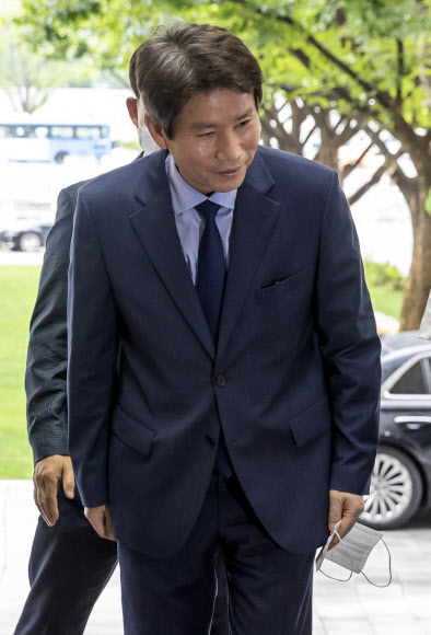 이인영 신임 통일부 장관이 27일 오후 정부서울청사로 출근하며 인사를 하고 있다. 2020.7.27  연합뉴스