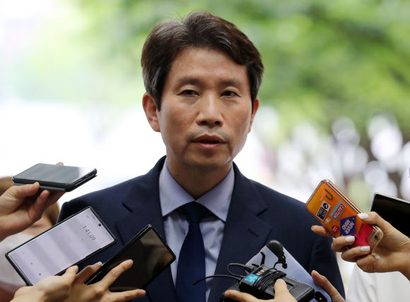 이인영 신임 통일부 장관이 27일 오후 정부서울청사로 출근하며 취재진 질문에 답하고 있다. 2020.7.27  연합뉴스