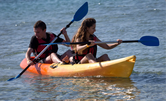 25일(현지시간) 러시아 체르노모르스키 지구  올레네프카의 카라진스카야 베이에서 사람들이 보트를 타고 노를 저으며 여유를 만끽하고 있다. 타스 연합뉴스
