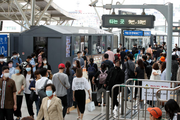 휴가철을 맞은 27일 서울역이 승객들로 붐비고 있다. 2020.7.27  연합뉴스