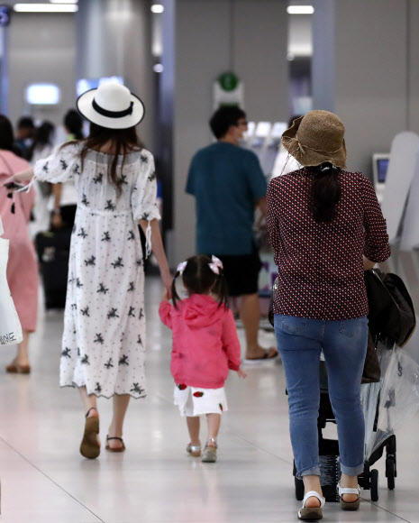 본격적인 여름 휴가철을 맞아 27일 오전 서울 강서구 김포공항 국내선 터미널에서 이용객들이 항공사 수속을 마친 뒤 탑승장으로 이동하고 있다. 2020.7.27  연합뉴스