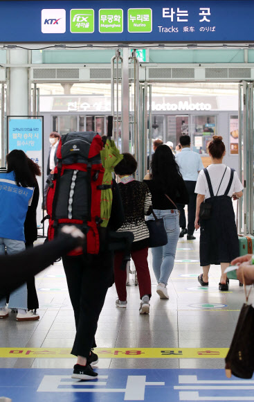 휴가철을 맞은 27일 서울역이 승객들로 붐비고 있다. 2020.7.27  연합뉴스