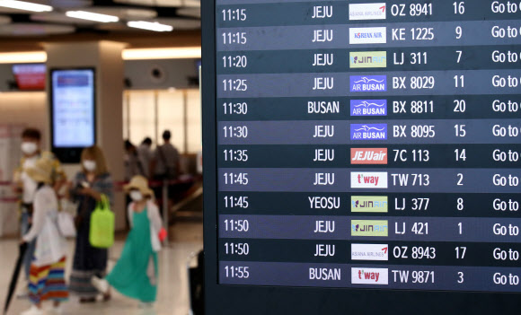 본격적인 여름 휴가철을 맞아 27일 오전 서울 강서구 김포공항 국내선 터미널 현황판에 제주로 향하는 여객기 출발 스케줄이 나오고 있다. 2020.7.27  연합뉴스