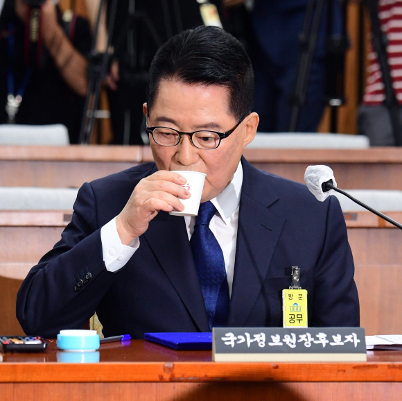 박지원 국가정보원장 후보자가 27일 국회에서 열린 인사청문회에서 물을 마시고 있다.  정연호 기자 tpgod@seoul.co.kr