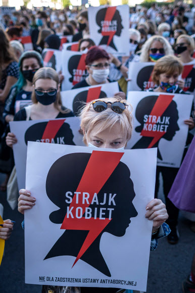 폴란드 여성들이 24일(현지시간) 수도 바르샤바에서 전통·문화·종교적 차이에 의한 여성·가정폭력의 예방·퇴치를 위한 ‘이스탄불 협약’에서 탈퇴하겠다는 의사를 밝힌 정부에 반대하며 ‘여성 파업’ 시위를 벌이고 있다. 바르샤바 AFP 연합뉴스