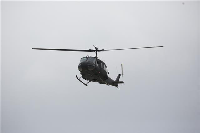 육군 UH1H 헬기 1대가 27일 17항공단 203항공대대에서 열린 퇴역식 행사에서 고별비행을 하고 있다. 육군 제공