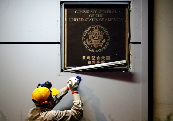 중국이 청두 주재 미국 총영사관을 전격 폐쇄한 27일 관계자가 건물 입구에 설치된 ‘미국 총영사관’ 간판을 떼어내고 있는 모습. 청두 로이터 연합뉴스 