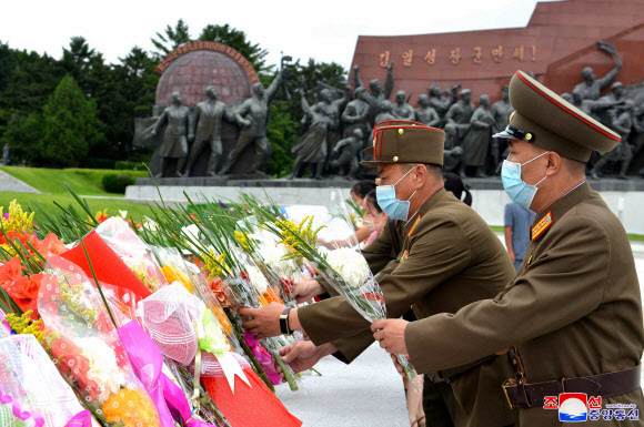 북한 군인들이 6ㆍ25전쟁 정전협정 체결 67주년인 지난 27일 주민들과 함께 평양 만수대의 김일성·김정일 부자 동상에 헌화하고 있다. 2020.7.28 평양 조선중앙통신=연합뉴스