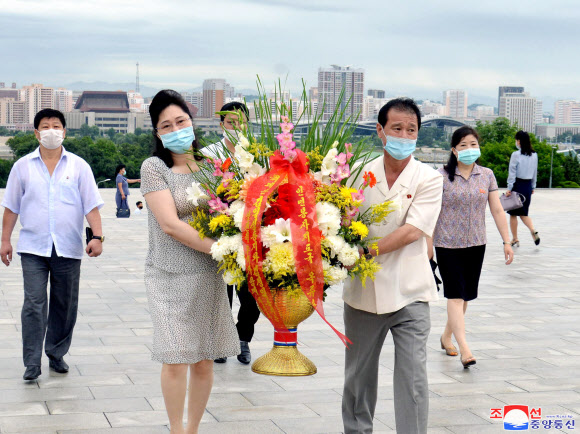 북한 주민들이 6ㆍ25전쟁 정전협정 체결 67주년인 지난 27일 평양 만수대의 김일성·김정일 부자 동상에 헌화했다고 조선중앙통신이 28일 보도했다. 2020.7.28 평양 조선중앙통신=연합뉴스